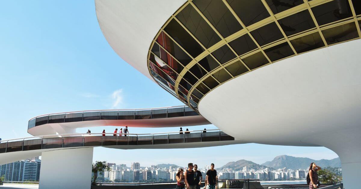 pedreiro em Niterói RJ realizando obra de construção e reforma com acabamento profissional